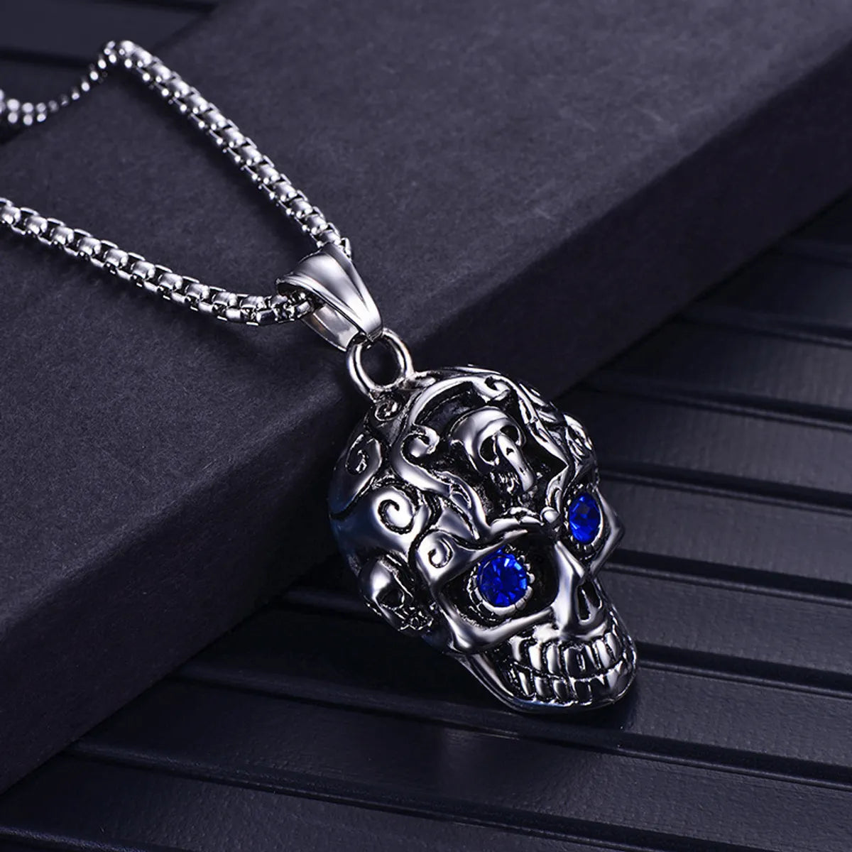 Dainty necklaces for women -Retro Skull Inlay Rhinestones Men'S Pendant Necklace