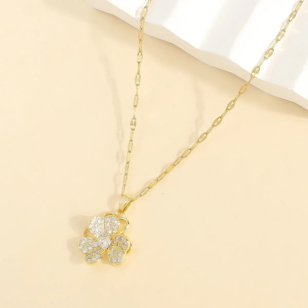 Elegant sapphire necklaces for women -Wholesale Casual Elegant Cute Flower 304 Stainless Steel Copper Plating Inlay 18K Gold Plated Zircon Pendant Necklace