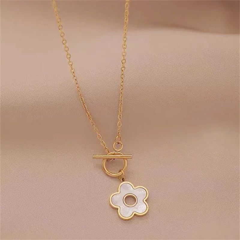 8896 OT Clover Necklace