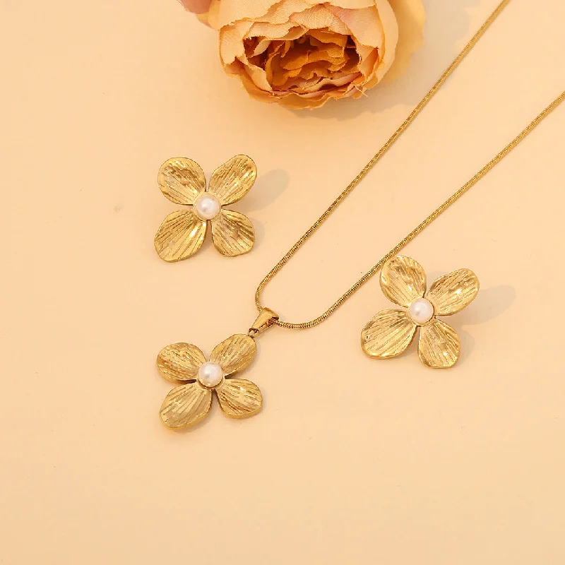 Simple gold necklaces for women -Fashion Flower Stainless Steel Electroplating Necklaces