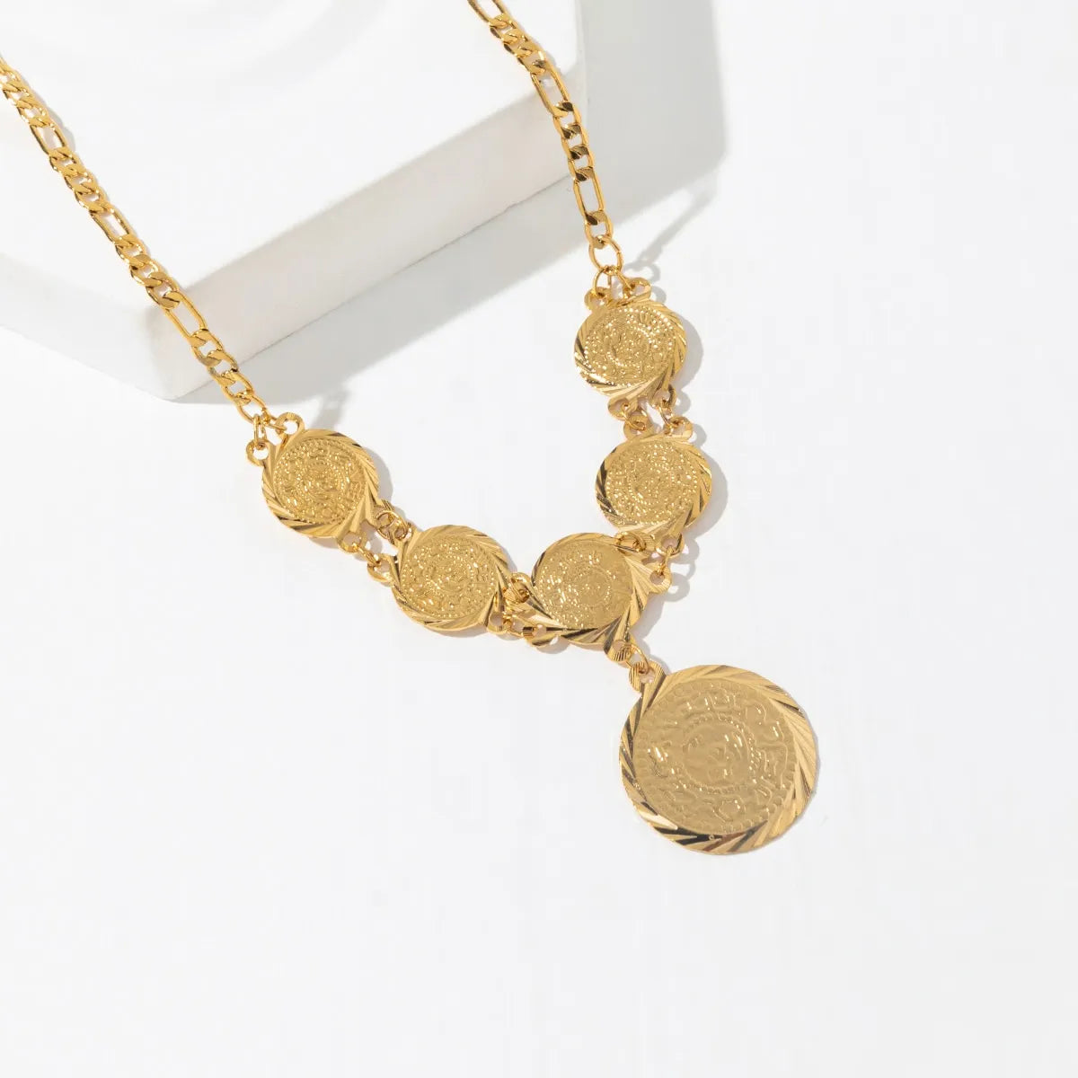 Layered necklaces for women -Simple Style Coin Copper Plating 18k Gold Plated Pendant Necklace